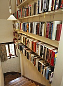 Bücherregal im Treppenhaus