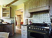 Landhausküche mit offener Tür und Blick in Flur