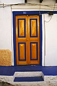 Traditionelle Eingangstür gelb blau gestrichen