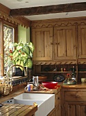 Küchenecke mit Holzfronten im Landhausstil