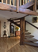 Rustikale Holztreppe im Vorraum eines Landhauses