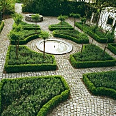 Ein Knotengarten mit Kopfsteinpflastern und niedrigen Hecken