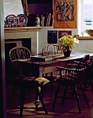 Windsor-Stühle und ein viktorianischer Holztisch im Esszimmer eines Landhauses