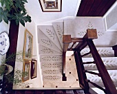 Ein Treppenhaus von oben, die Stufen mit Blattmuster