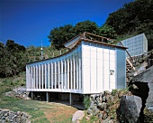 Neubauhaus mit geschwungener Fassade am Hang, Haus Izu von Atelier Bow-Wow, Tokio, Japan