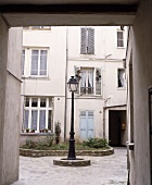 Alte Strassenlaterne im Innenhof eines Hauses in Paris