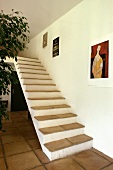 Moderne frei stehende Treppe mit Terrakotta-Stufen, ohne Geländer