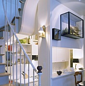 Moderne weiße Küche unter der Treppe