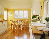 Moderne Küche im Landhausstil mit gelben Wänden