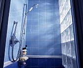 Duschkabine mit Brausenarmatur und Glasbausteinen
