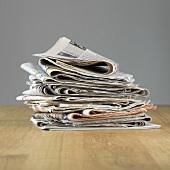 Ein Stapel von Zeitungen