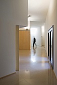 Puristischer Vorraum mit glänzendem Fliesenboden im Neubauhaus