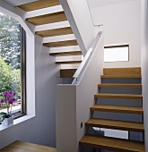Modernes weisses Treppenhaus mit Holzstufen