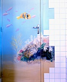 weiße Fliesen und gemalte Unterwasserwelt in Badezimmer