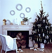 Weihnachtsbaum und englischer Korbstuhl vor Kamin in weißem, traditionellem Wohnzimmer