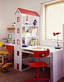 Zwei Schreibtische, getrennt durch ein hausförmiges Regal, in einem Kinderzimmer