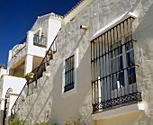 weiße Villa mit Fenstergittern in Südspanien