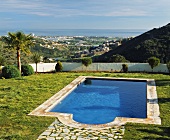 Schwimmbad im Garten einer an der spanischen Küste gelegenen Villa