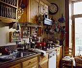 Ein Küche mit Holzfronten