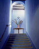 Ein toskanisches Treppenhaus im traditionellen Blau