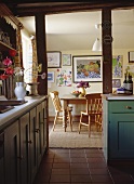 Blick der Küche in das ländliche Esszimmer mit Tisch und Stühlen aus Kiefer
