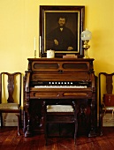 Ein Ölgemälde über einer alten Orgel
