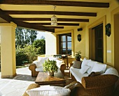 Rattan Sofas auf der Veranda der Villa in Südspanien