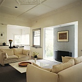 Ein weißes Wohnzimmer mit einem modernen Kamin