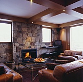Ein modernes Wohnzimmer mit einer Feuerstelle