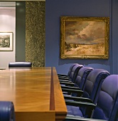 Ölgemälde mit Goldrahmen in modernem, lavendelblauen Esszimmer mit lila Polsterstühlen und poliertem Holztisch