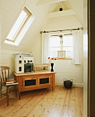 Dachgeschoss-Zimmerchen mit weiss geschlämmter Wand und weisser Holzverschalung in der Dachschräge
