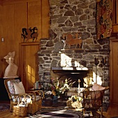 Naturstein-Kamin in einem Raum mit Holztäfelung