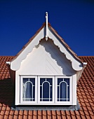 weiße neugebaute Dachgaube