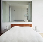 Modernes weißes Schlafzimmer mit eigenem Badezimmer