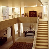 Raum mit Galerie und Treppe mit cremefarbenem Läufer