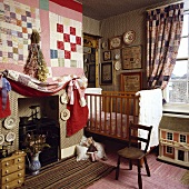 Kinderzimmer mit Patchwork-Tapeten und Patchworkvorhängen am Fenster