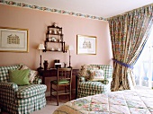 Schlafzimmer mit grün-weiss-karierten Sesseln, Vorhang und Tapetenrand mit Blumenmuster