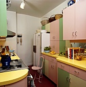 Küche mit pastellfarbenen Schränken und mit großem Kühlschrank im amerikanischen Stil