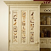 Ein Oberschrank mit Hieroglyphen in einer Küche