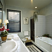 Badezimmer mit Duschkabine in Grau und Weiß