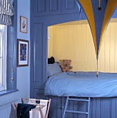 Blaues Kinderzimmer mit Alkovenbett