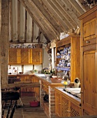 Küche mit Holzmöbeln in einer umgebauten Scheune