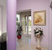 Fliederfarbene Halle mit Säule und Marmorfliesen und Gemälde über einer Zimmerpflanze auf Podest