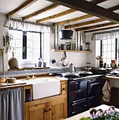 Alte rustikale Landhausküche mit schwarzem Küchenofen