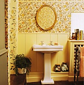 Traditionelles Bad mit gelber Holzverkleidung und Vintage Standwaschbecken