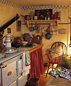 Alte Küche mit Küchenutensilien auf Arbeitsplatte und an Wand