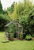 Einfaches Gewächshaus im Garten