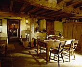 Altes Bauernhaus mit Holzbalkendecke und Essplatz mit Küche