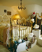 Altmessingbett im Schlafzimmer mit Sammlung von Hüten und Hutschachteln