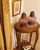 Laternen auf antikem Tisch in Zimmerecke